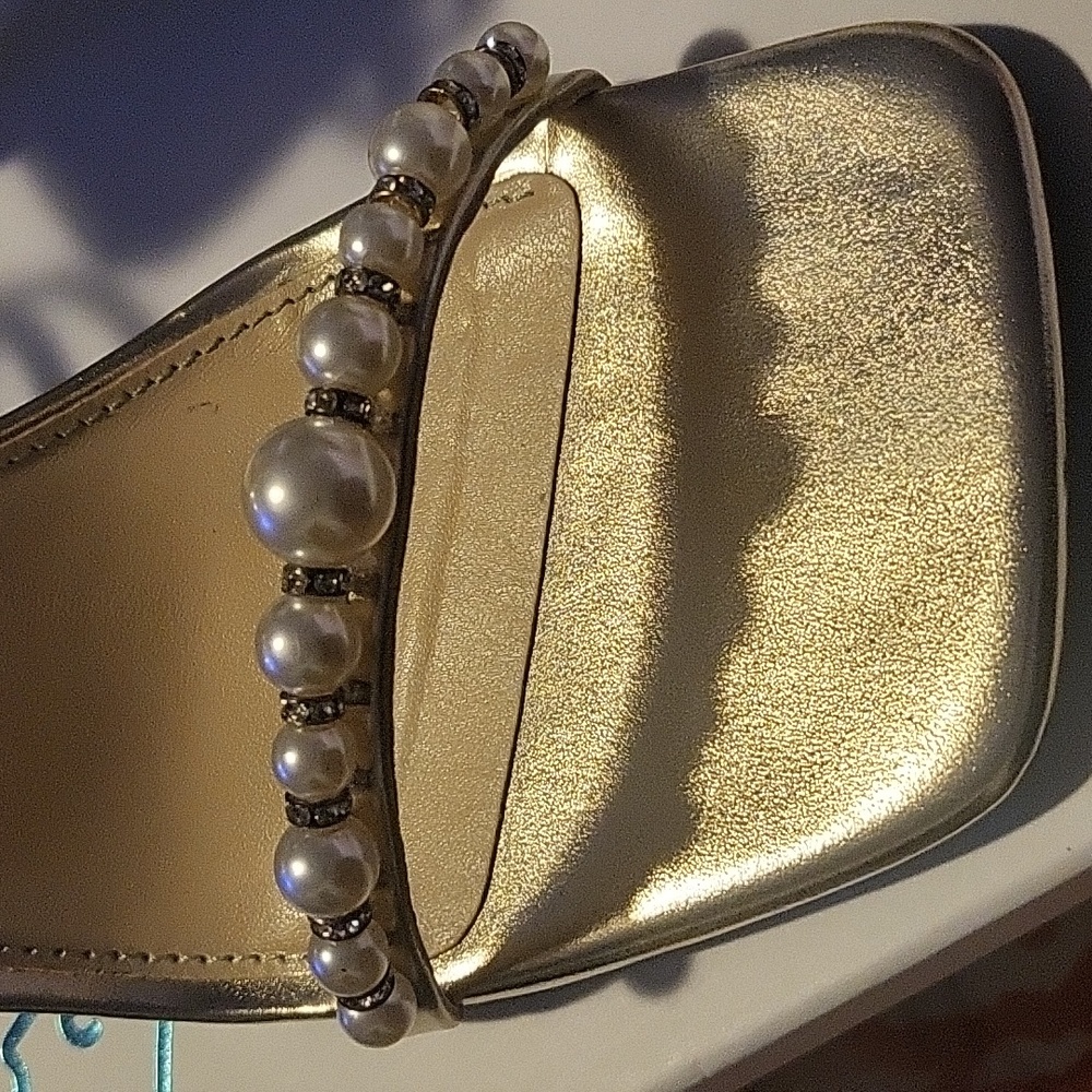 Betsey Johnson Gold and Pearl Heels BNIB - Picture 2 of 7